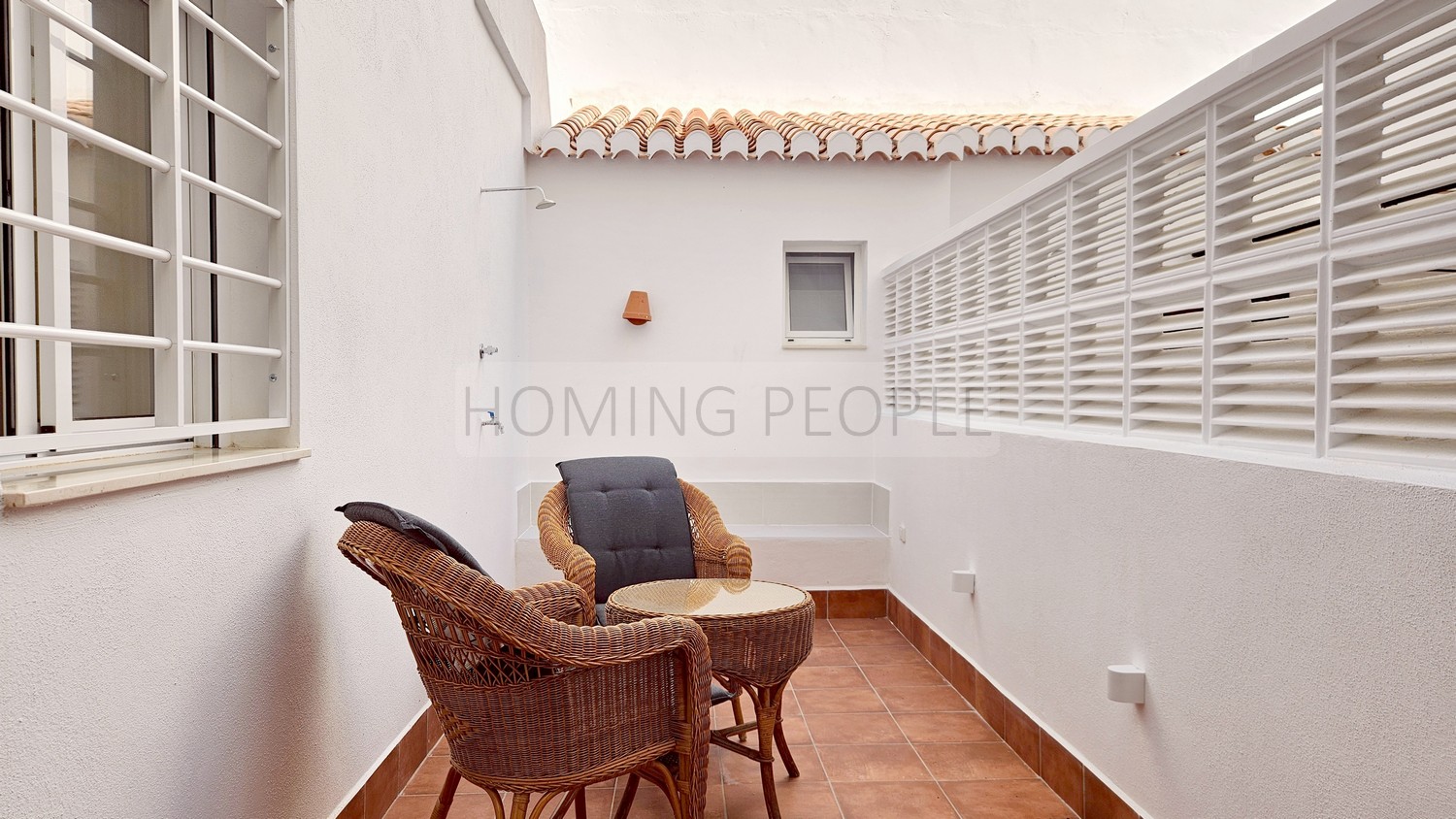 Céntrica casita a estrenar con terraza, y a un paso de playa