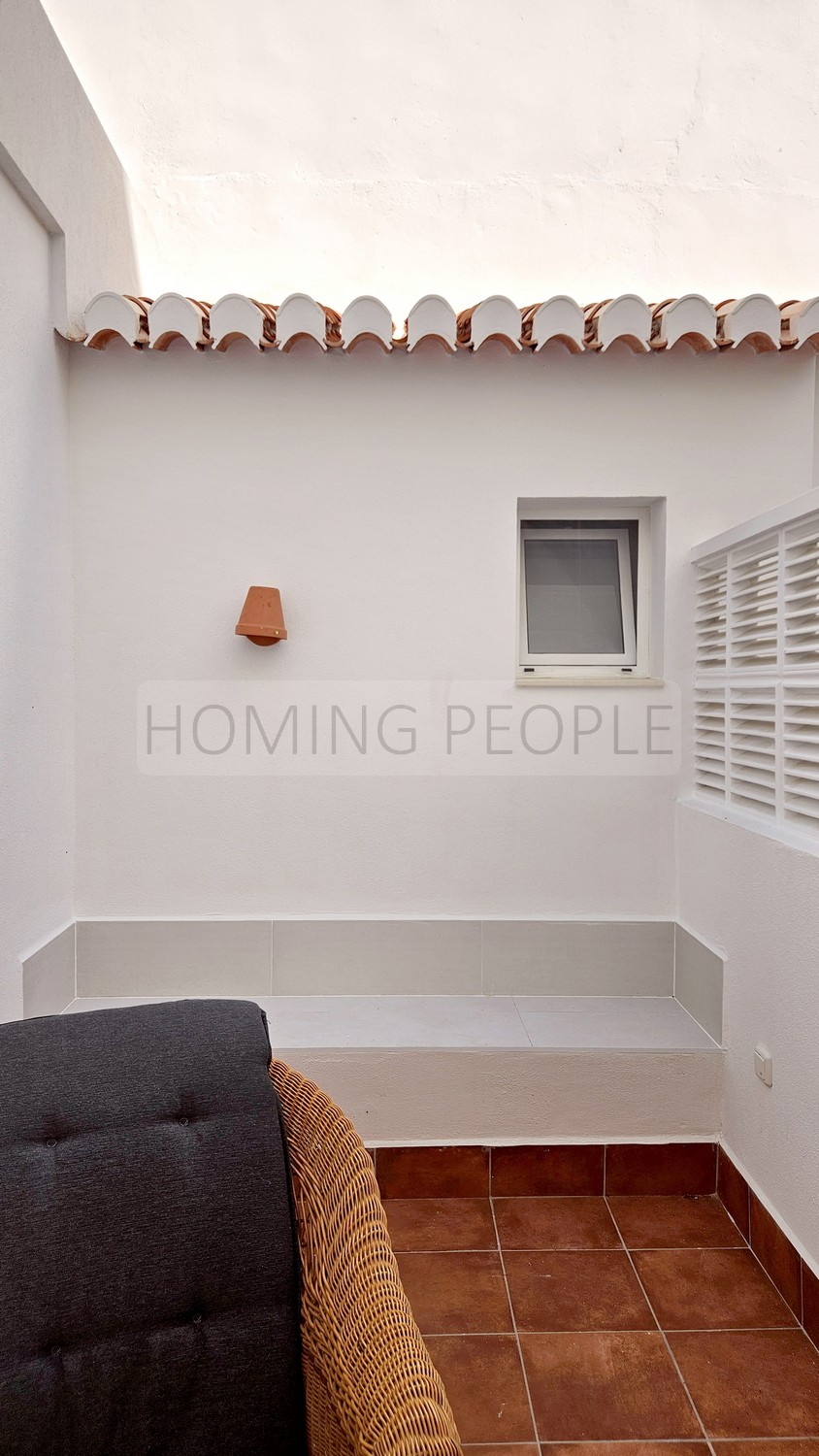 Céntrica casita a estrenar con terraza, y a un paso de playa