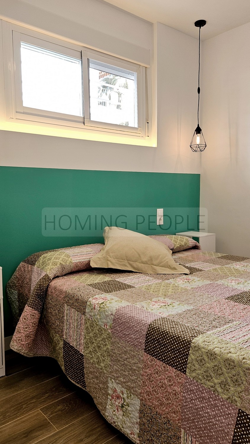 Céntrica casita a estrenar con terraza, y a un paso de playa