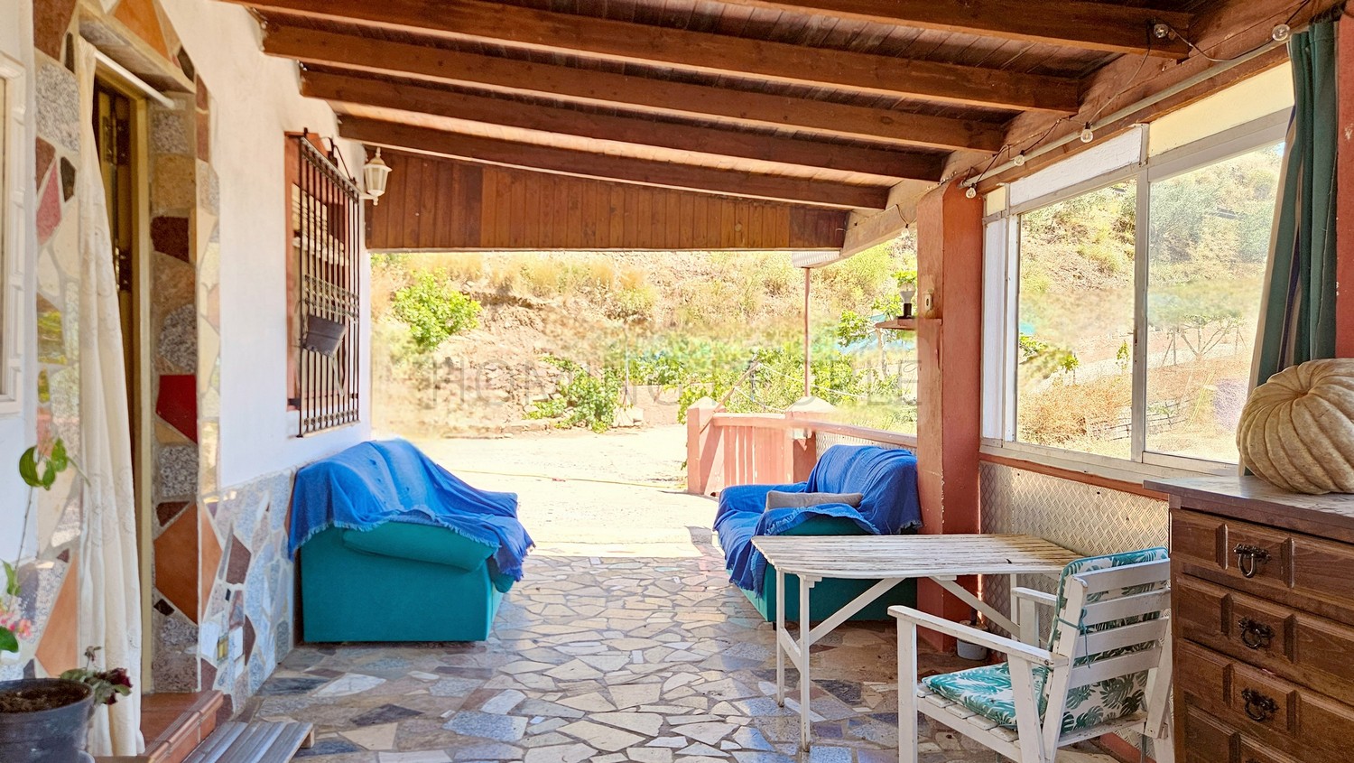Cortijo con piscina, corrales, huerto... y unas maravillosas vistas al mar
