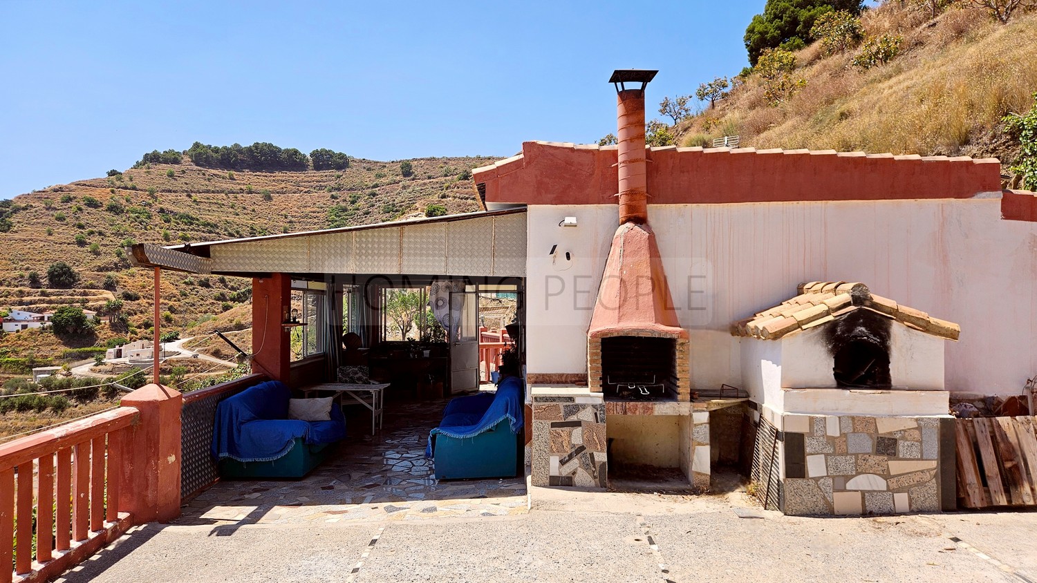 Cortijo con piscina, corrales, huerto... y unas maravillosas vistas al mar