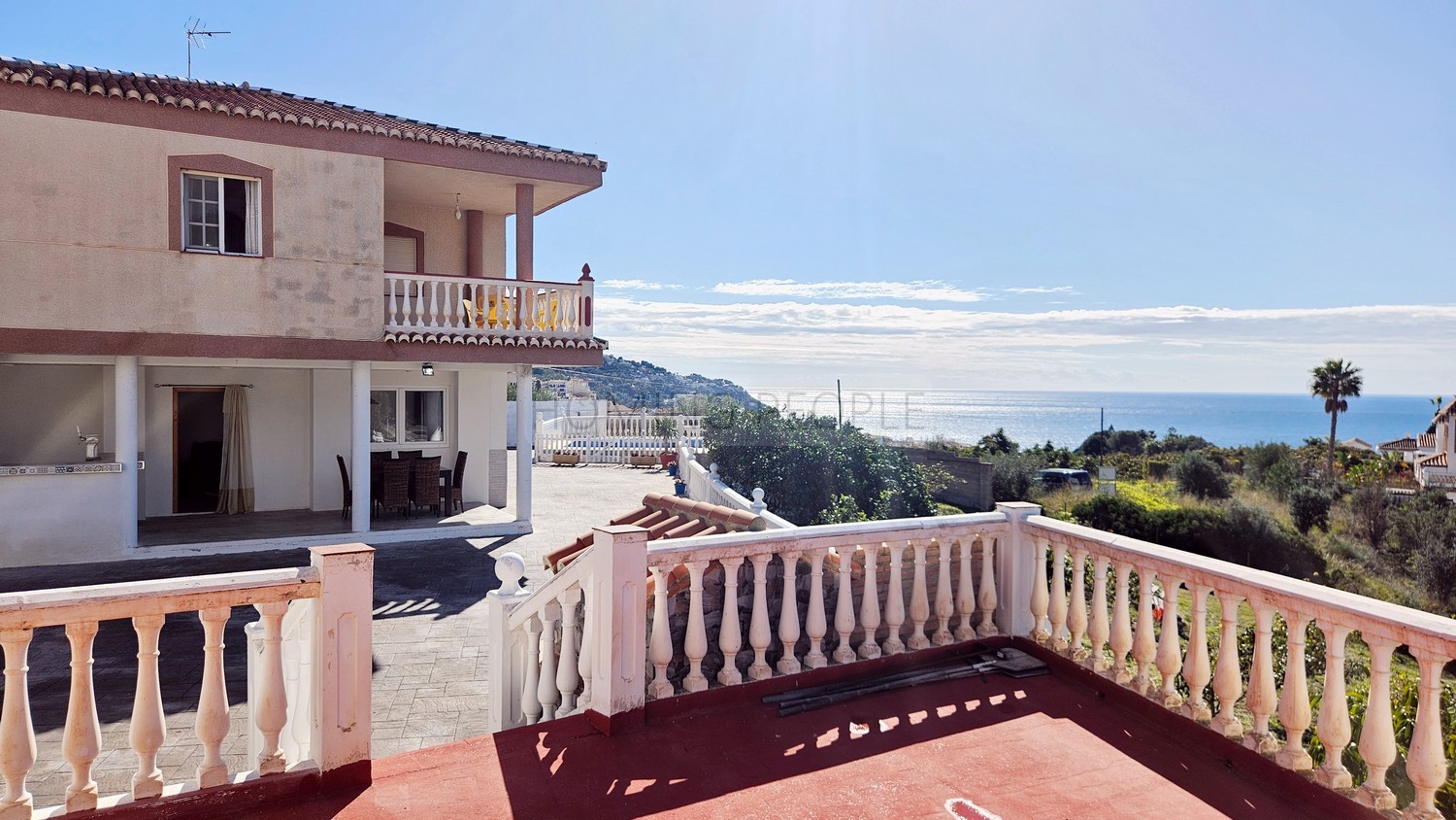 Chalet de campo con apartamento de invitados, piscina y preciosas vistas a la bahía