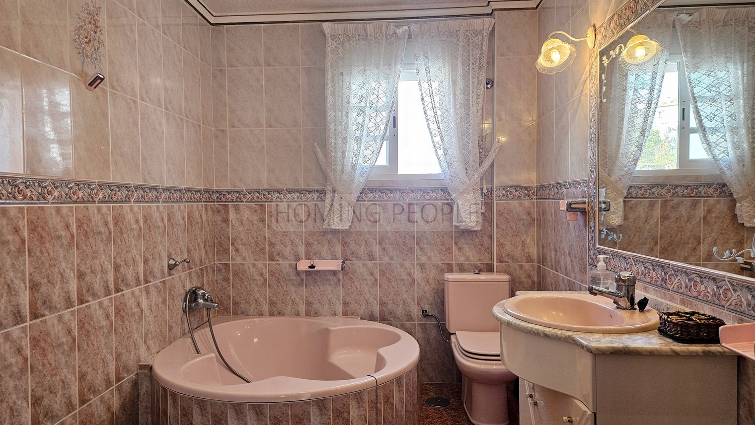 Chalet de campo con apartamento de invitados, piscina y preciosas vistas a la bahía