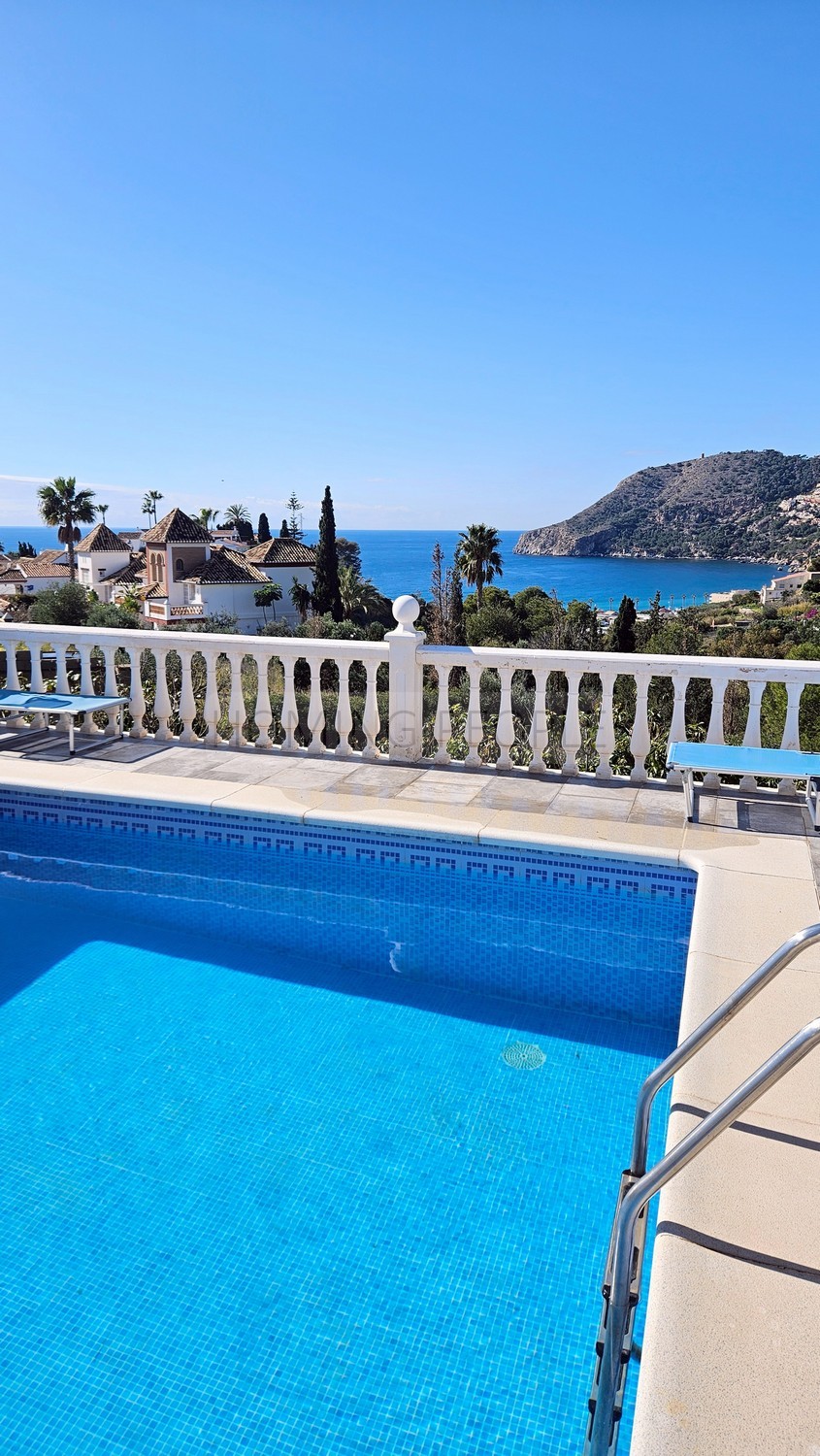 Chalet de campo con apartamento de invitados, piscina y preciosas vistas a la bahía