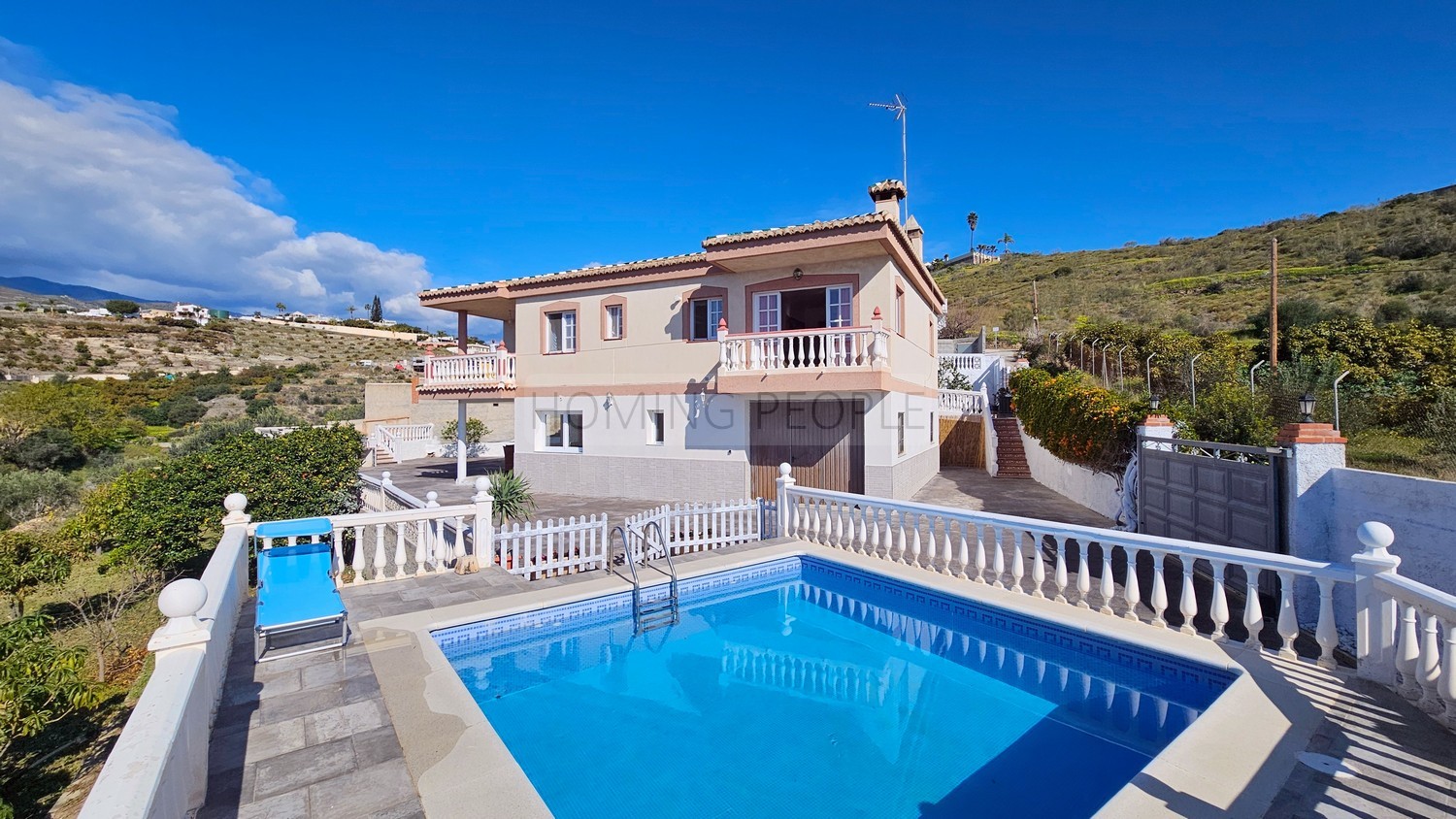 Chalet de campo con apartamento de invitados, piscina y preciosas vistas a la bahía