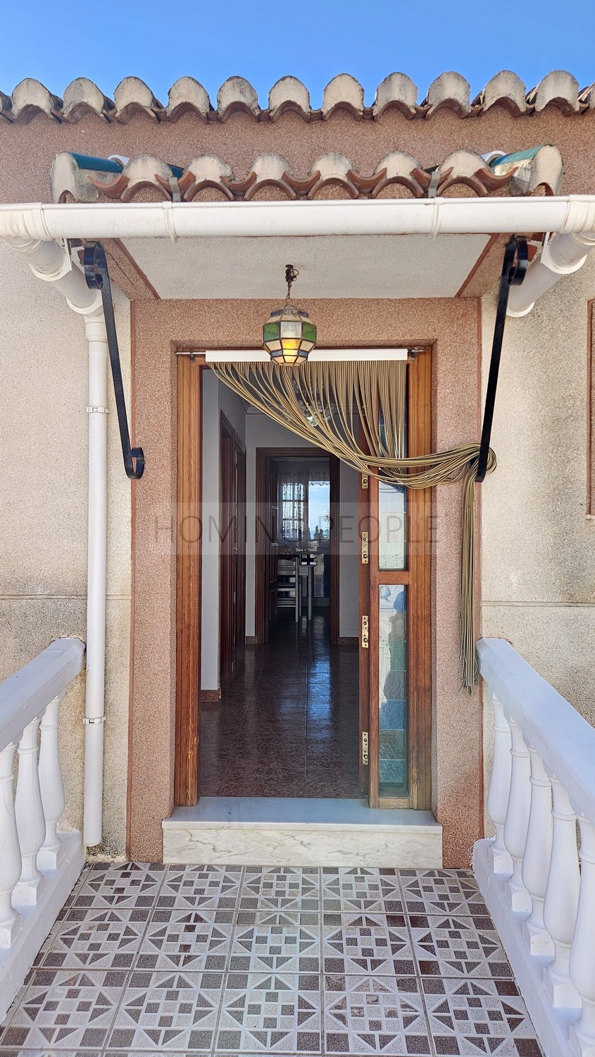 Chalet de campo con apartamento de invitados, piscina y preciosas vistas a la bahía