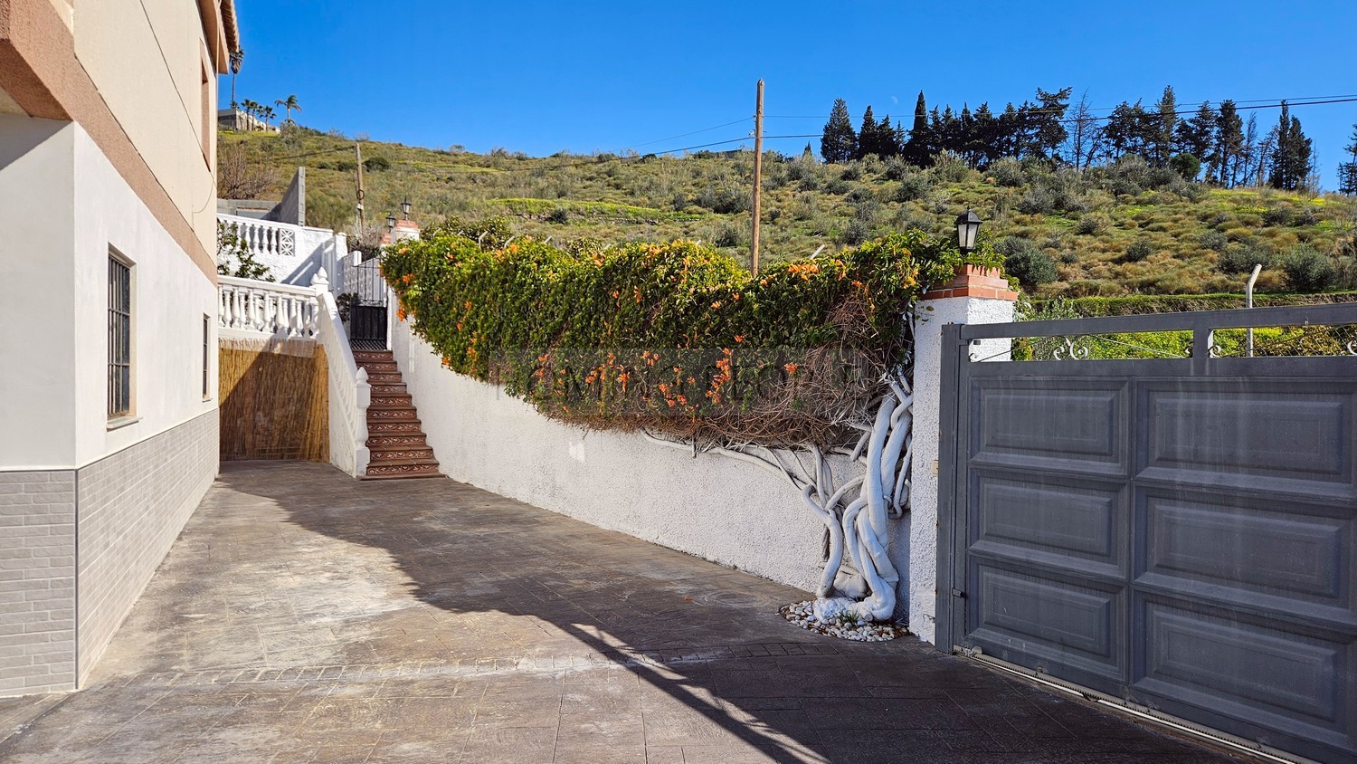 Chalet de campo con apartamento de invitados, piscina y preciosas vistas a la bahía