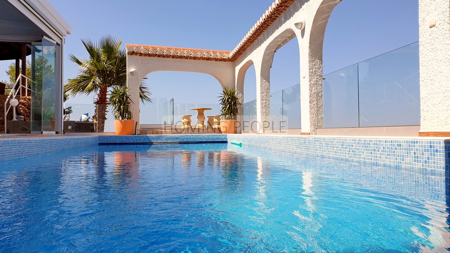 Villa con piscina y bonitas vistas naturales al mar