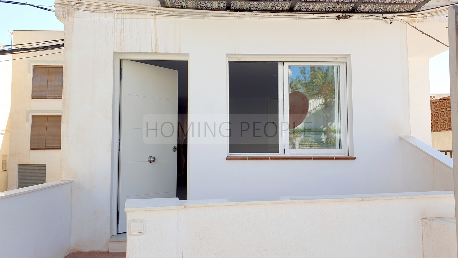 Apartamento totalmente renovado y amueblado seminuevo con terracita; céntrico y a un paso de la playa