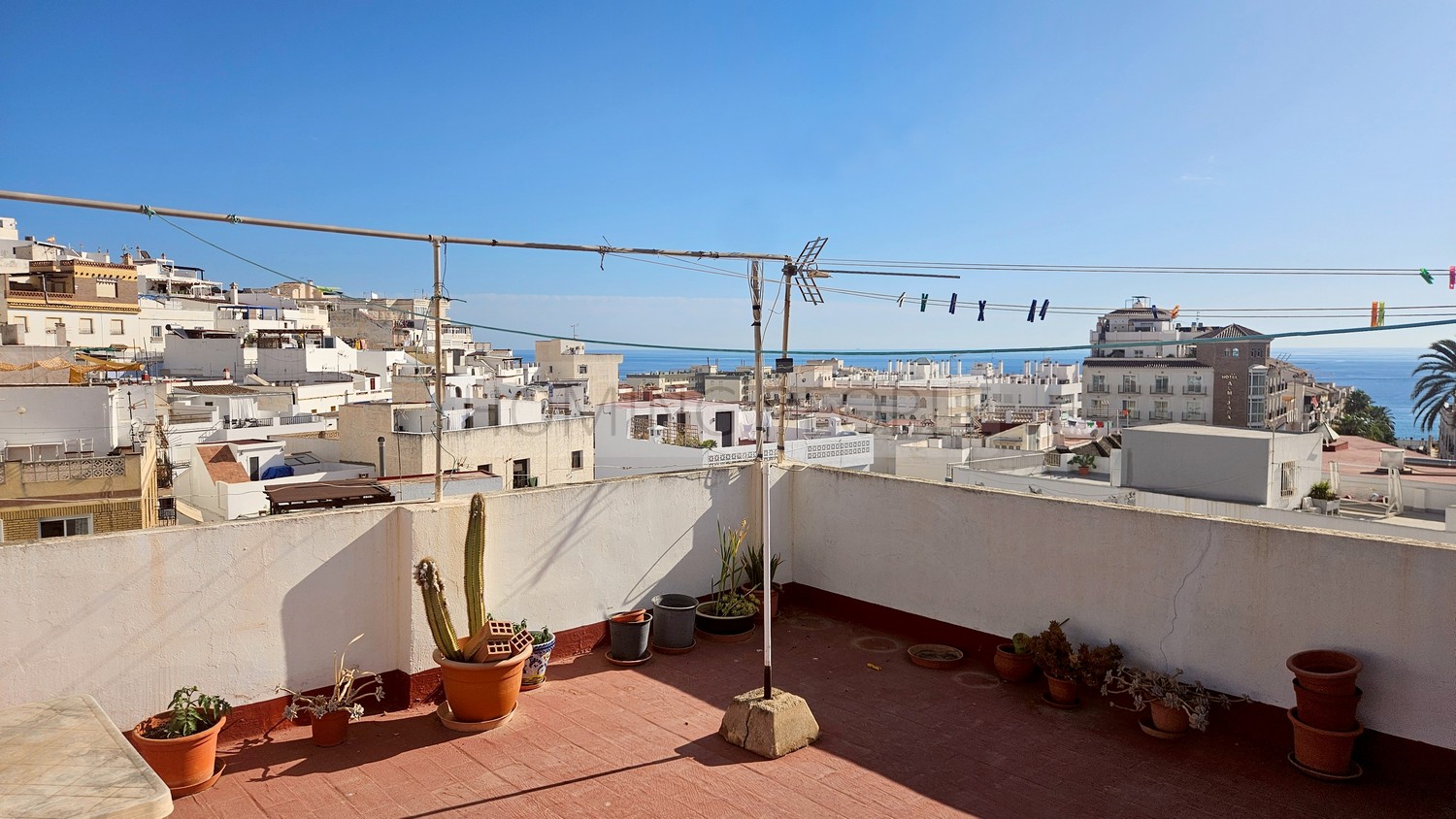 Apartamento totalmente renovado y amueblado seminuevo con terracita; céntrico y a un paso de la playa