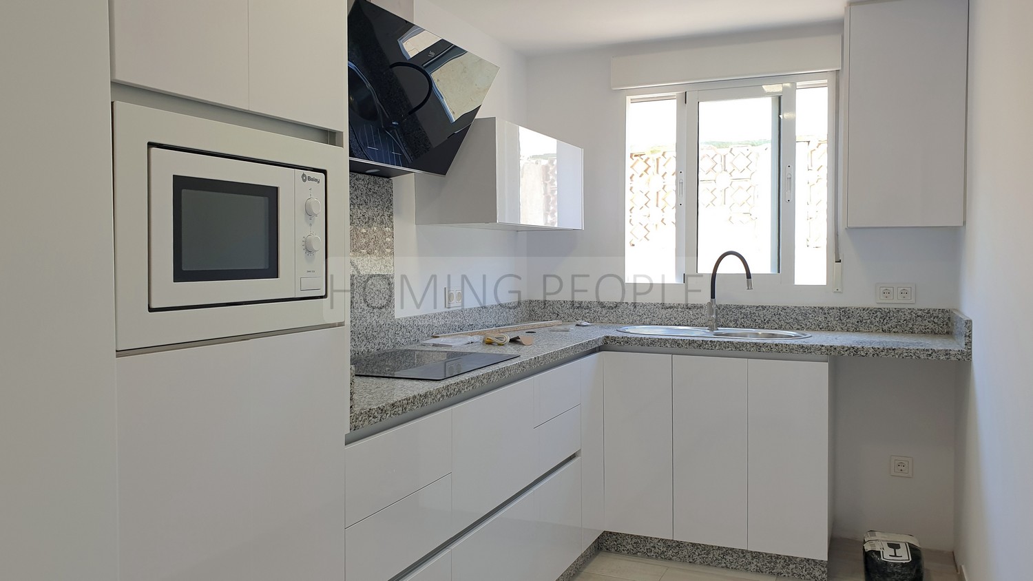 Apartamento totalmente renovado y amueblado seminuevo con terracita; céntrico y a un paso de la playa
