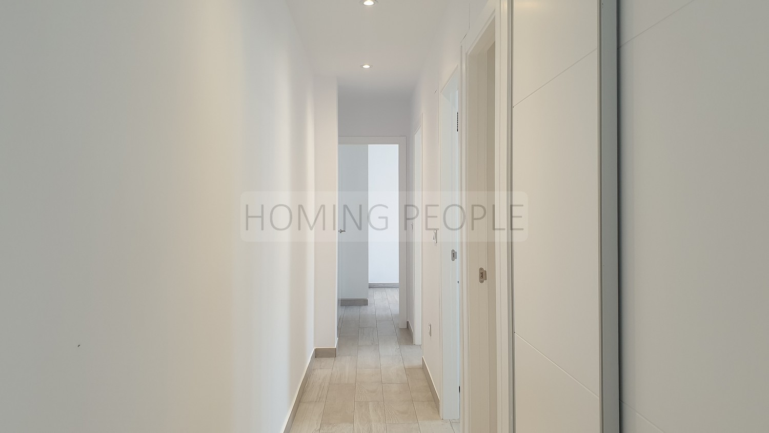 Apartamento totalmente renovado y amueblado seminuevo con terracita; céntrico y a un paso de la playa