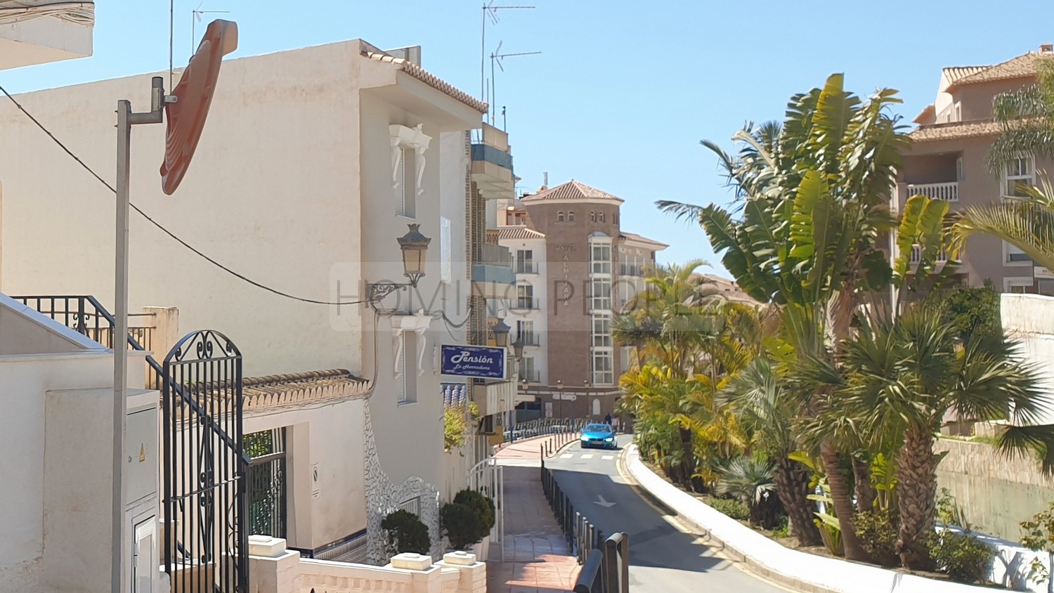 Apartamento totalmente renovado y amueblado seminuevo con terracita; céntrico y a un paso de la playa