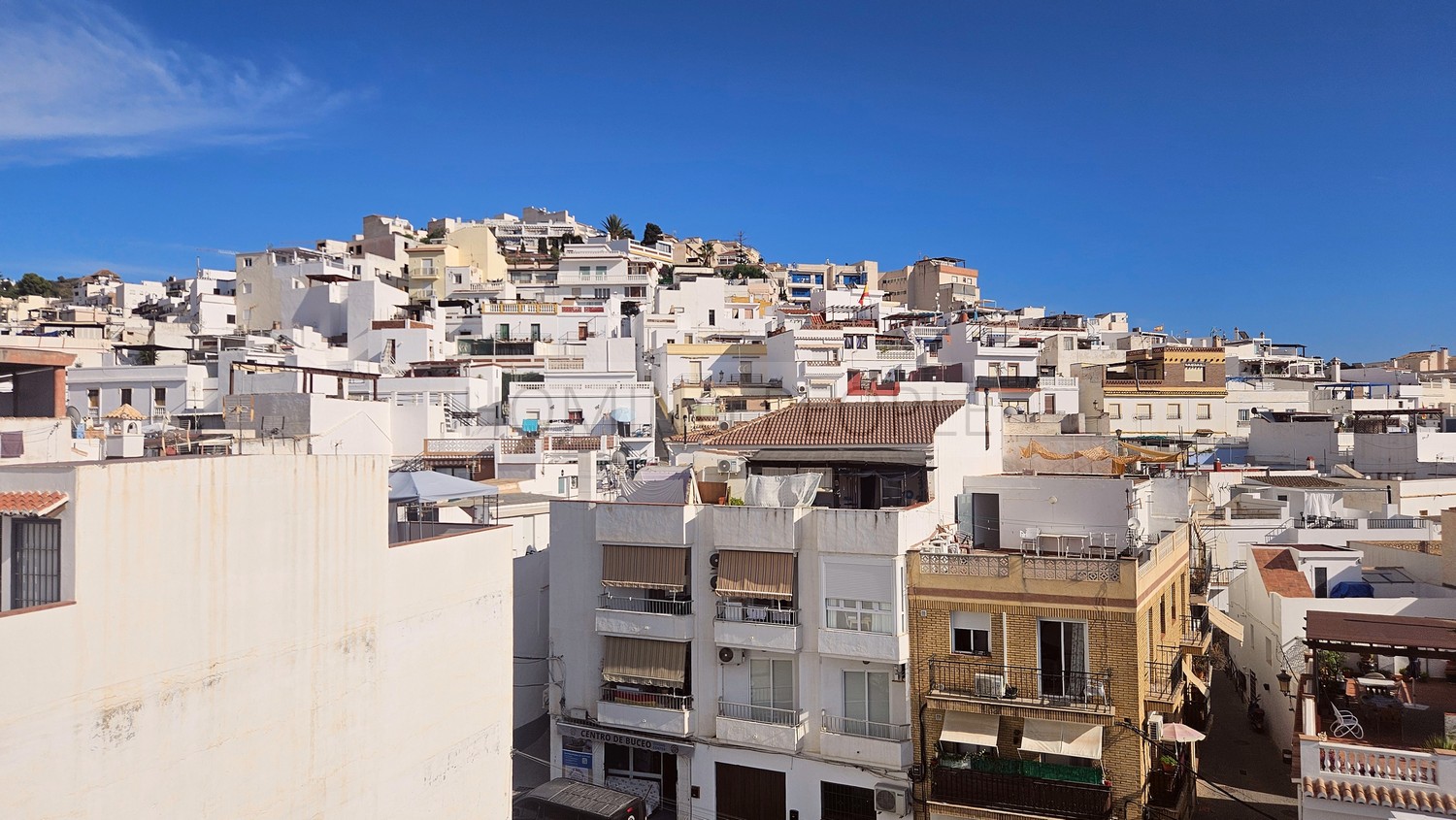 Apartamento totalmente renovado y amueblado seminuevo con terracita; céntrico y a un paso de la playa