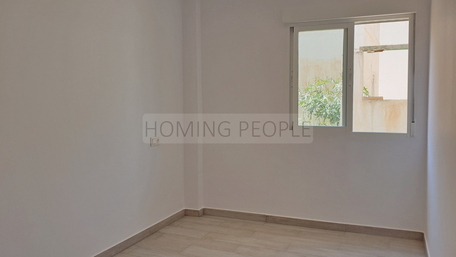 Apartamento totalmente renovado y amueblado seminuevo con terracita; céntrico y a un paso de la playa