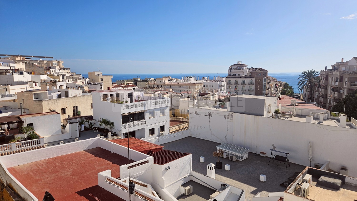 Apartamento totalmente renovado y amueblado seminuevo con terracita; céntrico y a un paso de la playa