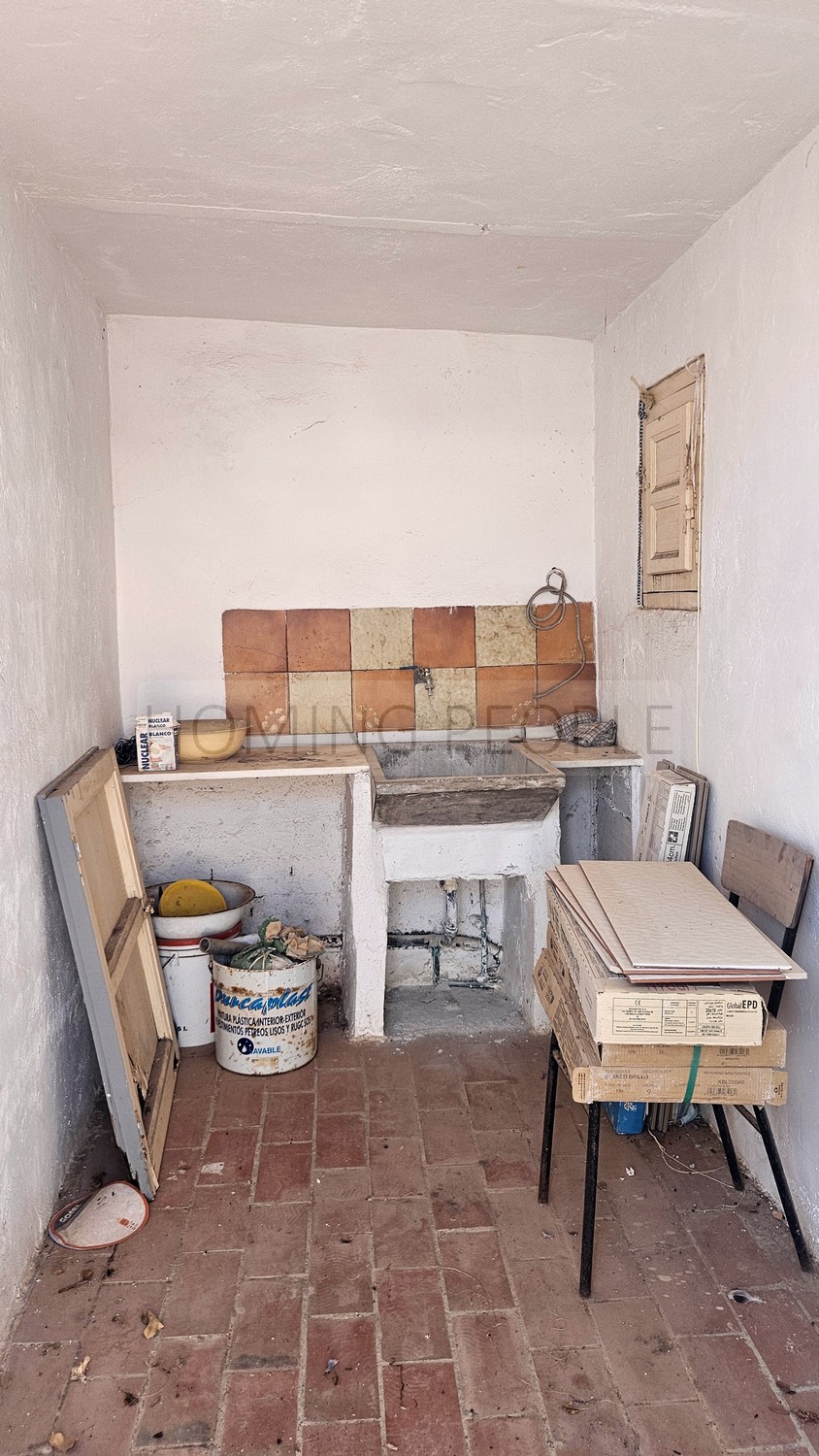 Apartamento totalmente renovado y amueblado seminuevo con terracita; céntrico y a un paso de la playa