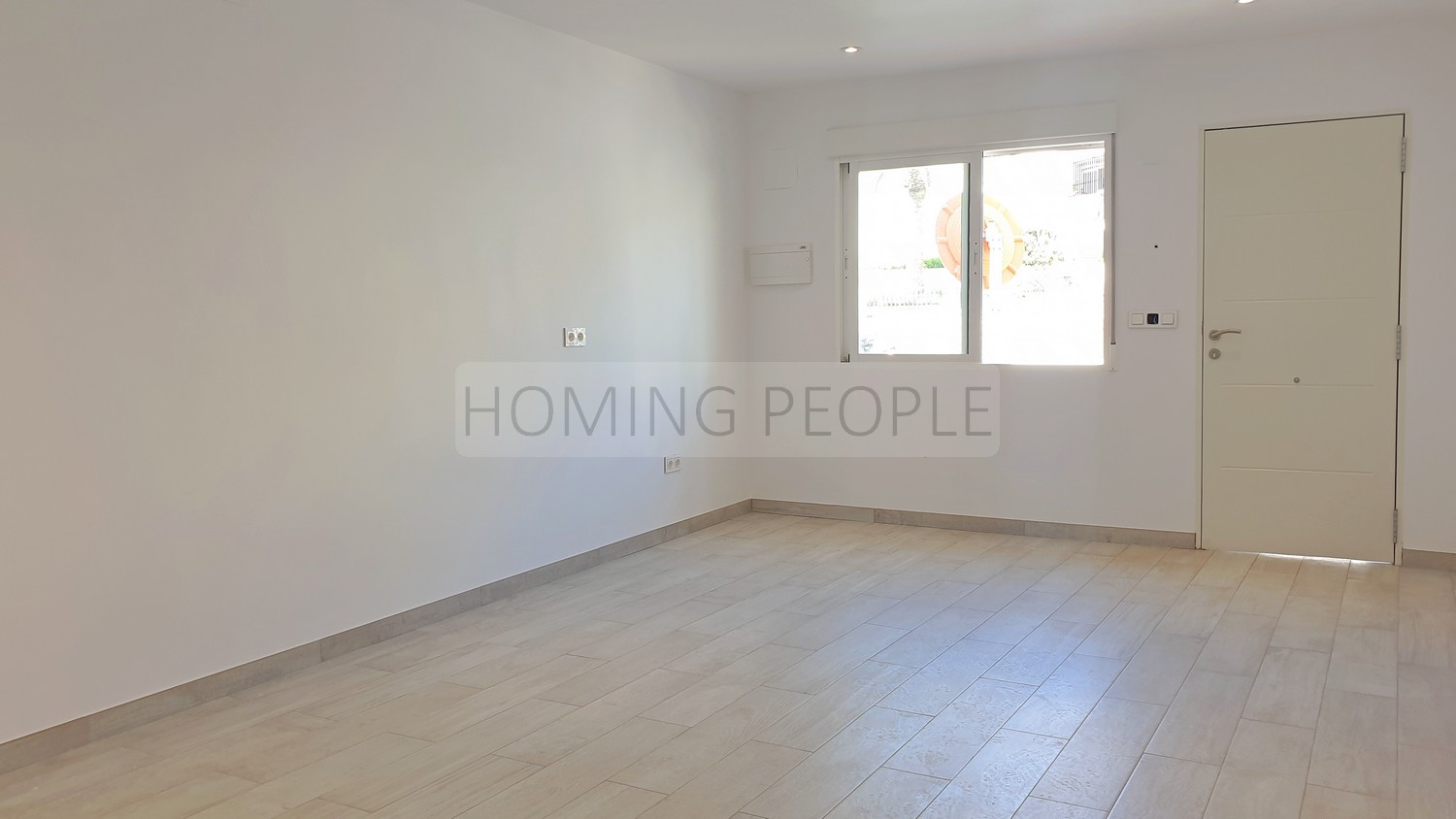 Apartamento totalmente renovado y amueblado seminuevo con terracita; céntrico y a un paso de la playa