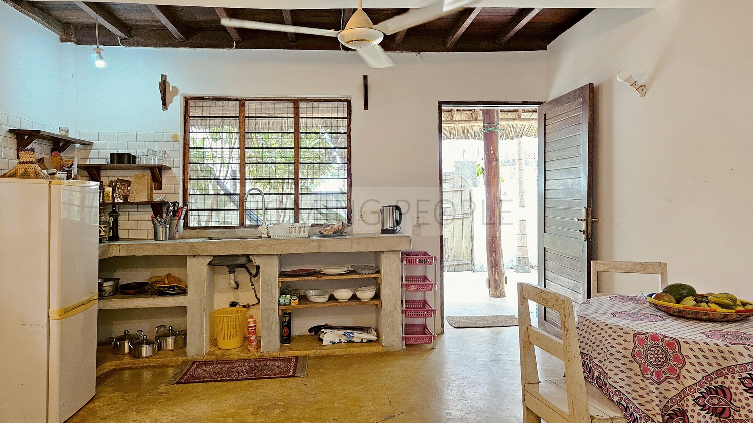 Casa independiente con dos apartamentos, terraza y pequeño jardín... a 15 metros de la playa!
