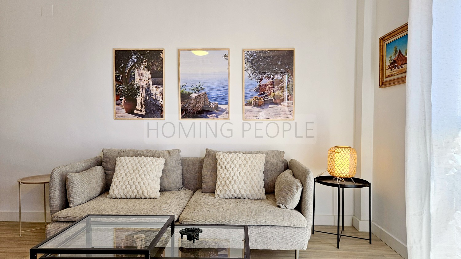 A well-appointed flat in the city centre... & a terrace with views to the sea and the old town!