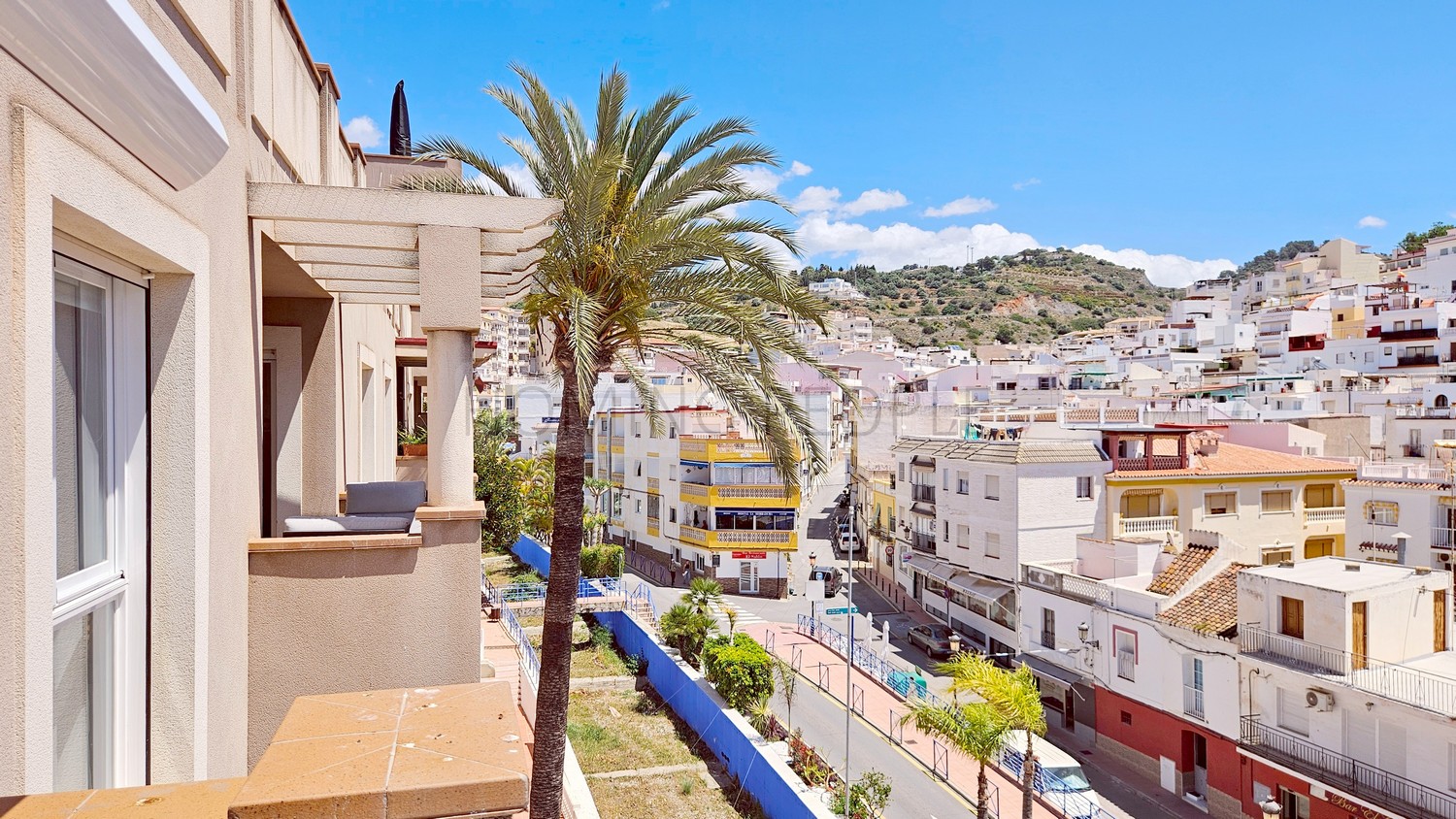 A well-appointed flat in the city centre... & a terrace with views to the sea and the old town!