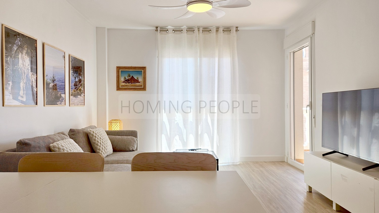 A well-appointed flat in the city centre... & a terrace with views to the sea and the old town!