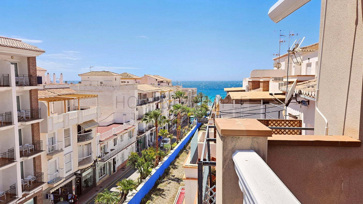 A well-appointed flat in the city centre... & a terrace with views to the sea and the old town!