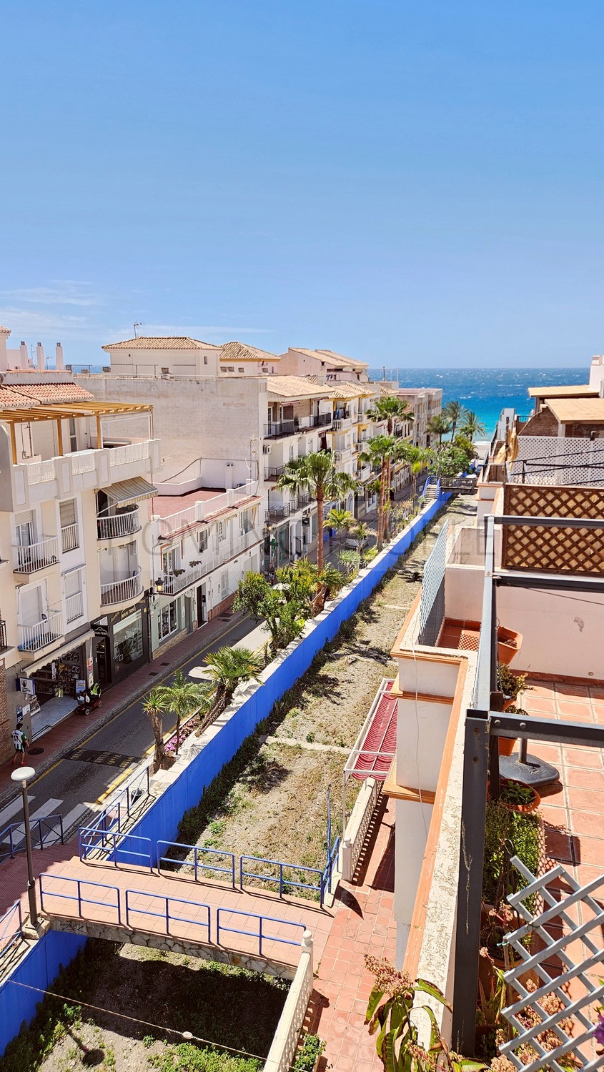 A well-appointed flat in the city centre... & a terrace with views to the sea and the old town!