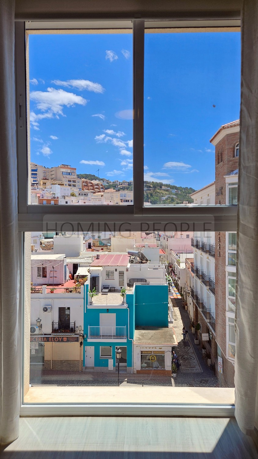 A well-appointed flat in the city centre... & a terrace with views to the sea and the old town!