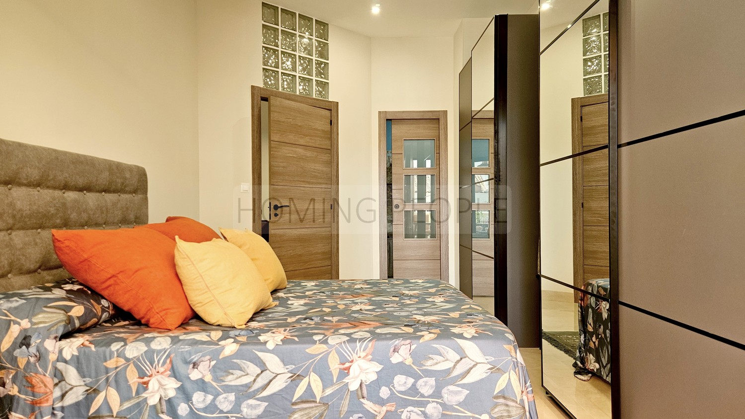 Bajo muy bien equipado con mucha terraza privada ... y en segunda línea de playa