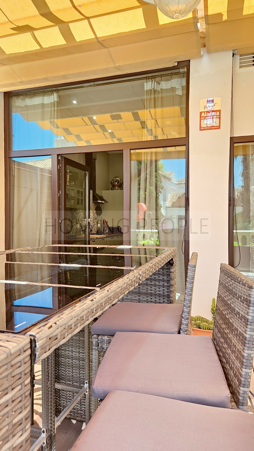 Bajo muy bien equipado con mucha terraza privada ... y en segunda línea de playa