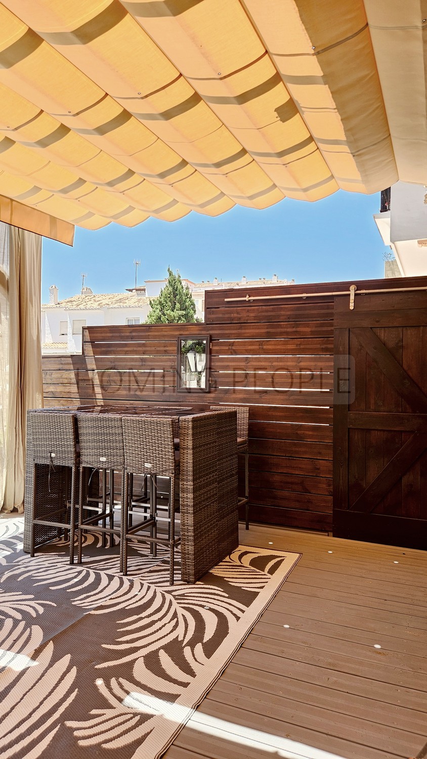 Bajo muy bien equipado con mucha terraza privada ... y en segunda línea de playa