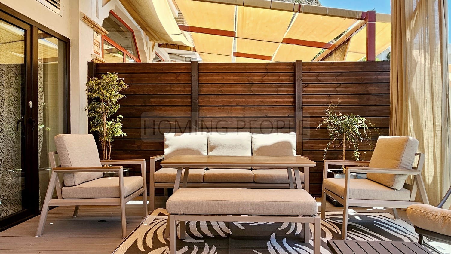 Bajo muy bien equipado con mucha terraza privada ... y en segunda línea de playa
