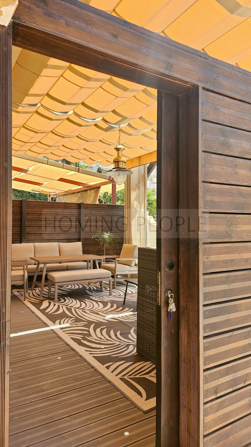 Bajo muy bien equipado con mucha terraza privada ... y en segunda línea de playa
