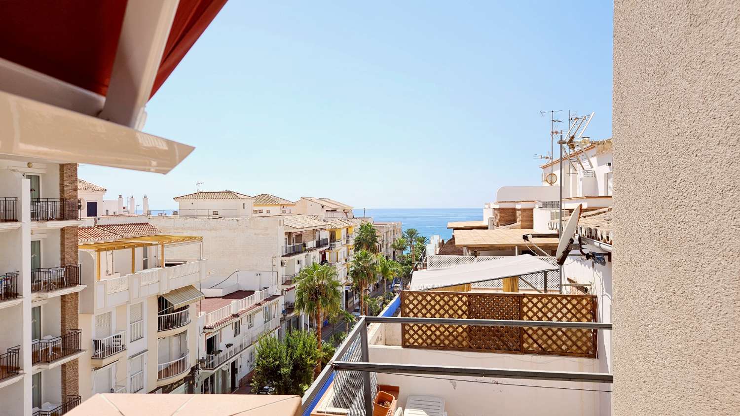A well-appointed flat in the city centre... & a terrace with views to the sea and the old town!