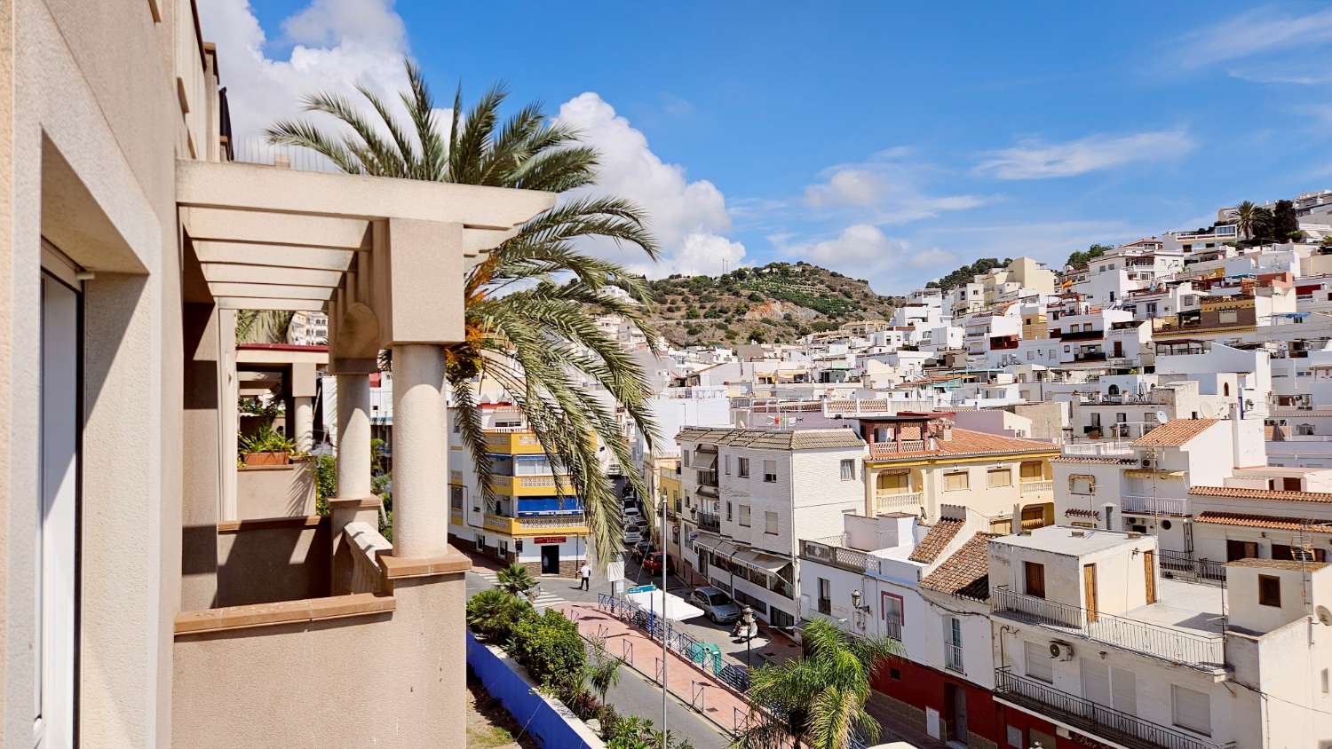 A well-appointed flat in the city centre... & a terrace with views to the sea and the old town!