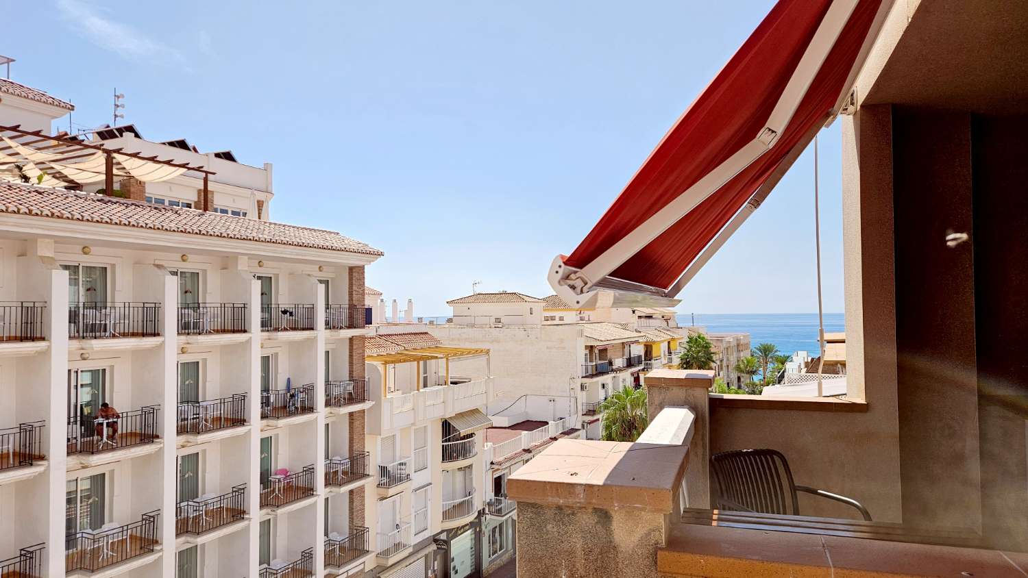 A well-appointed flat in the city centre... & a terrace with views to the sea and the old town!