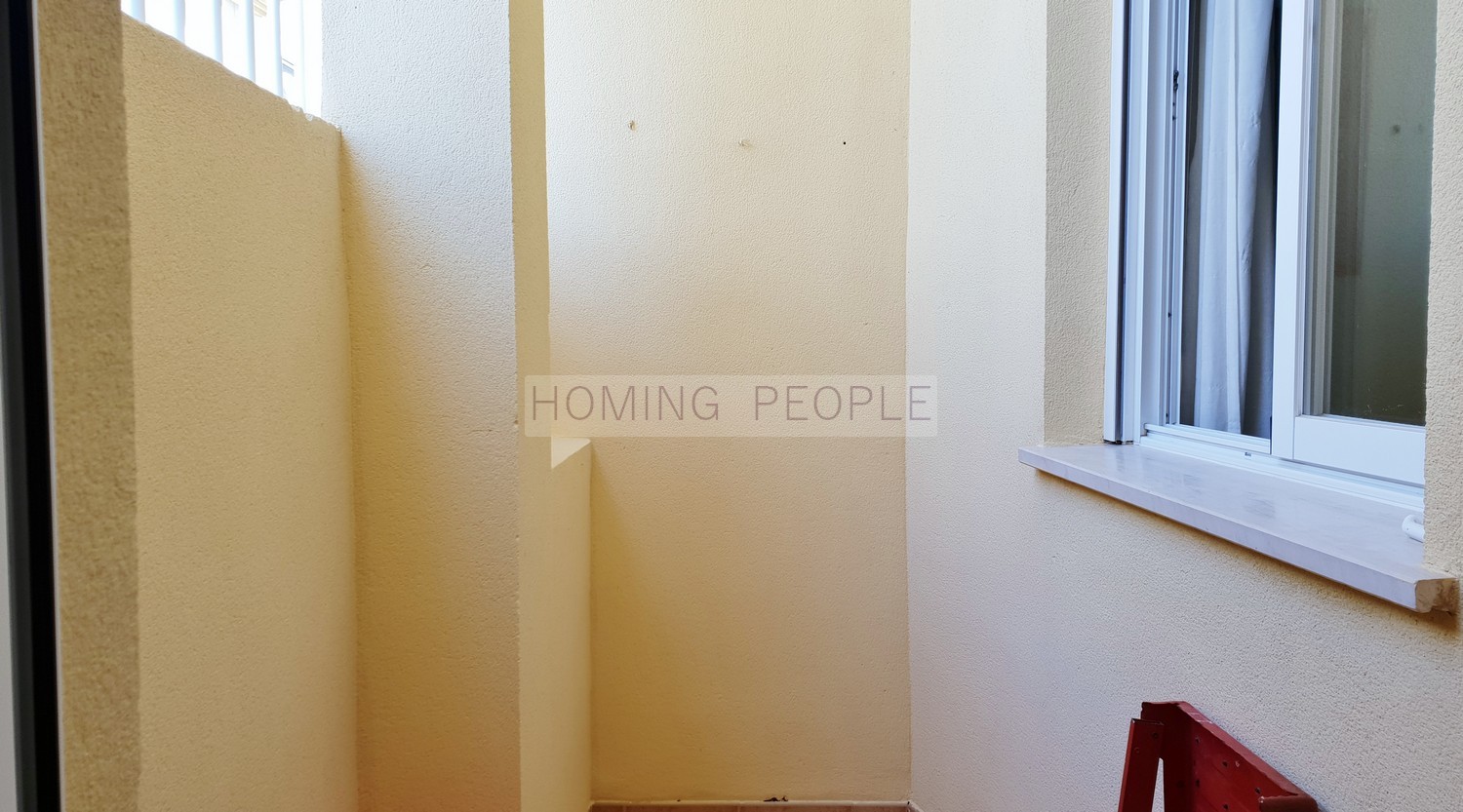 Groundfloor apartment, situated 7 minutes walk from town centre and the beach