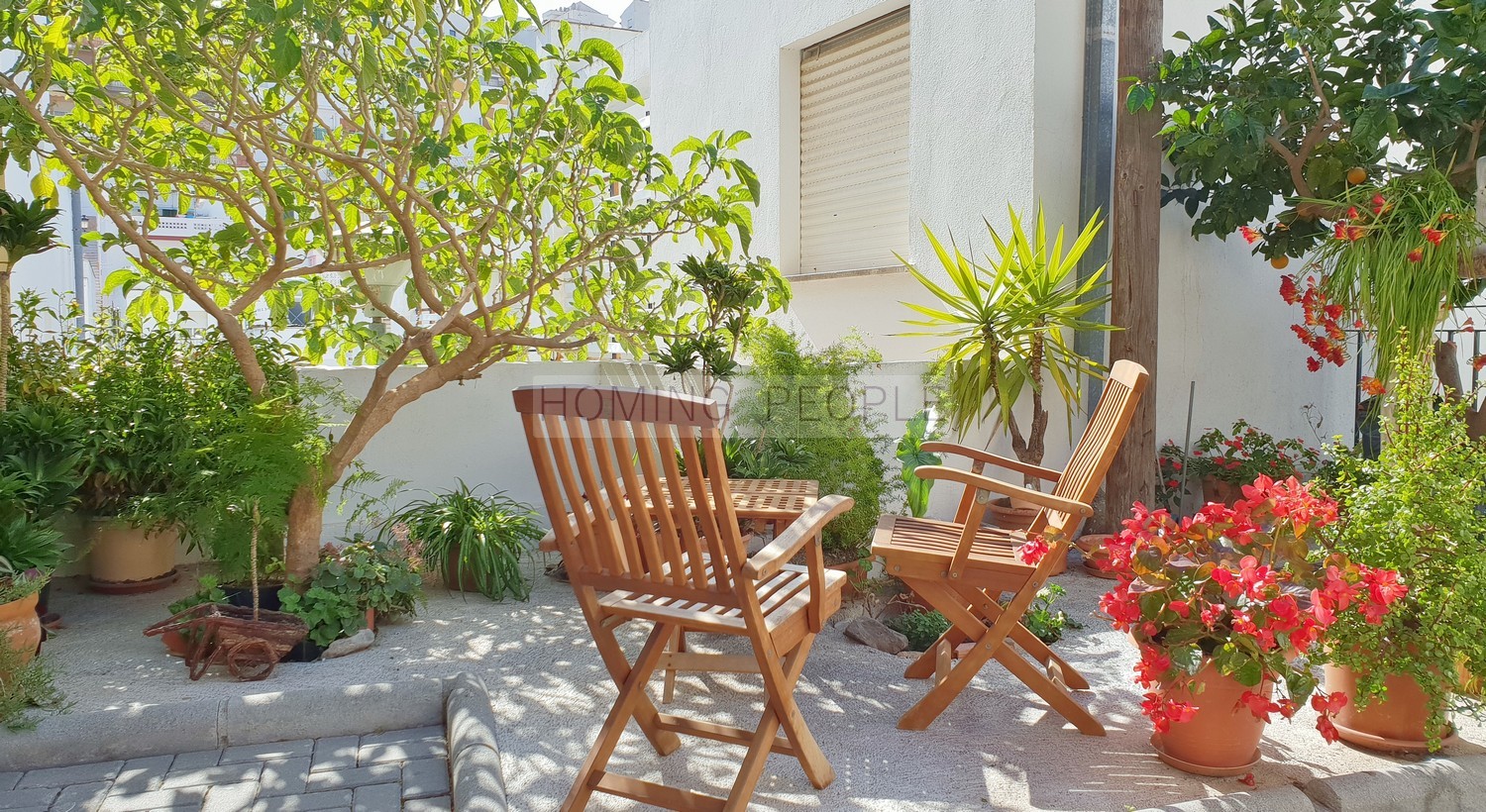 Groundfloor apartment, situated 7 minutes walk from town centre and the beach
