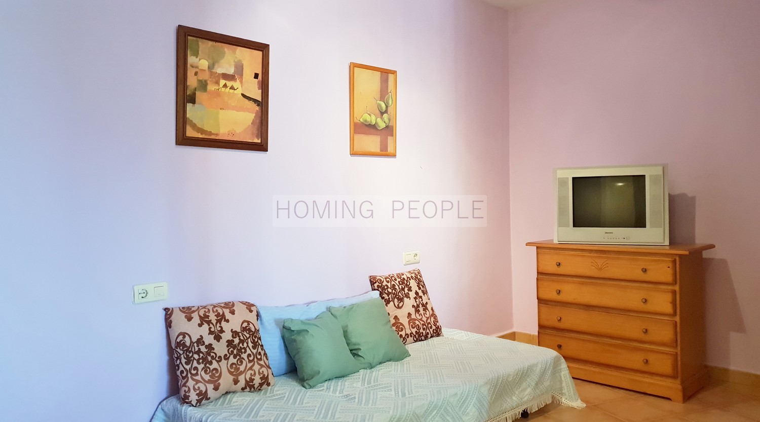 Groundfloor apartment, situated 7 minutes walk from town centre and the beach