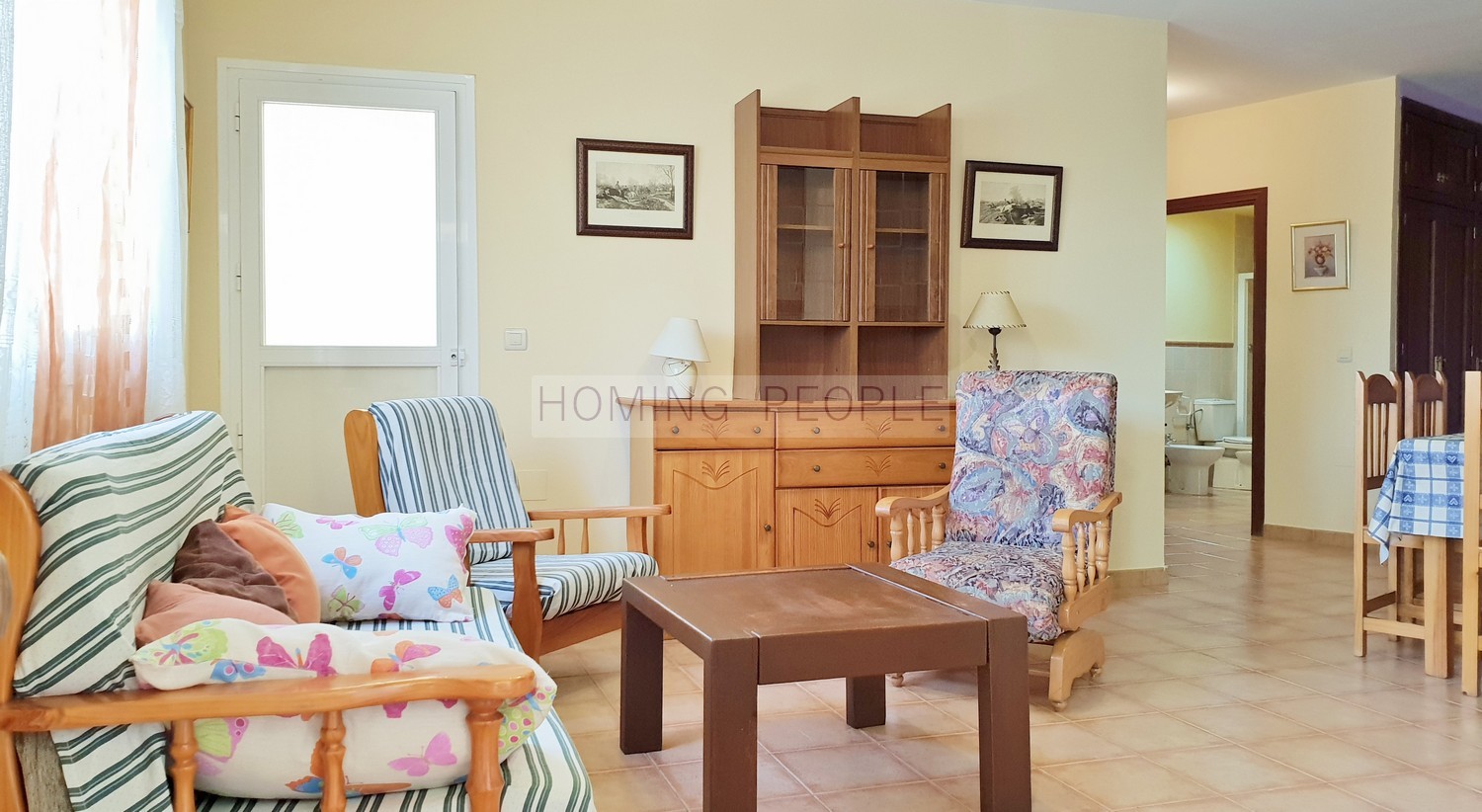 Groundfloor apartment, situated 7 minutes walk from town centre and the beach