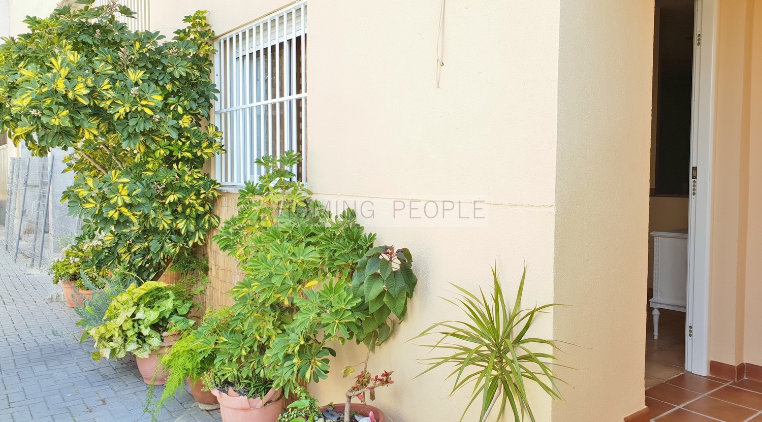 Groundfloor apartment, situated 7 minutes walk from town centre and the beach