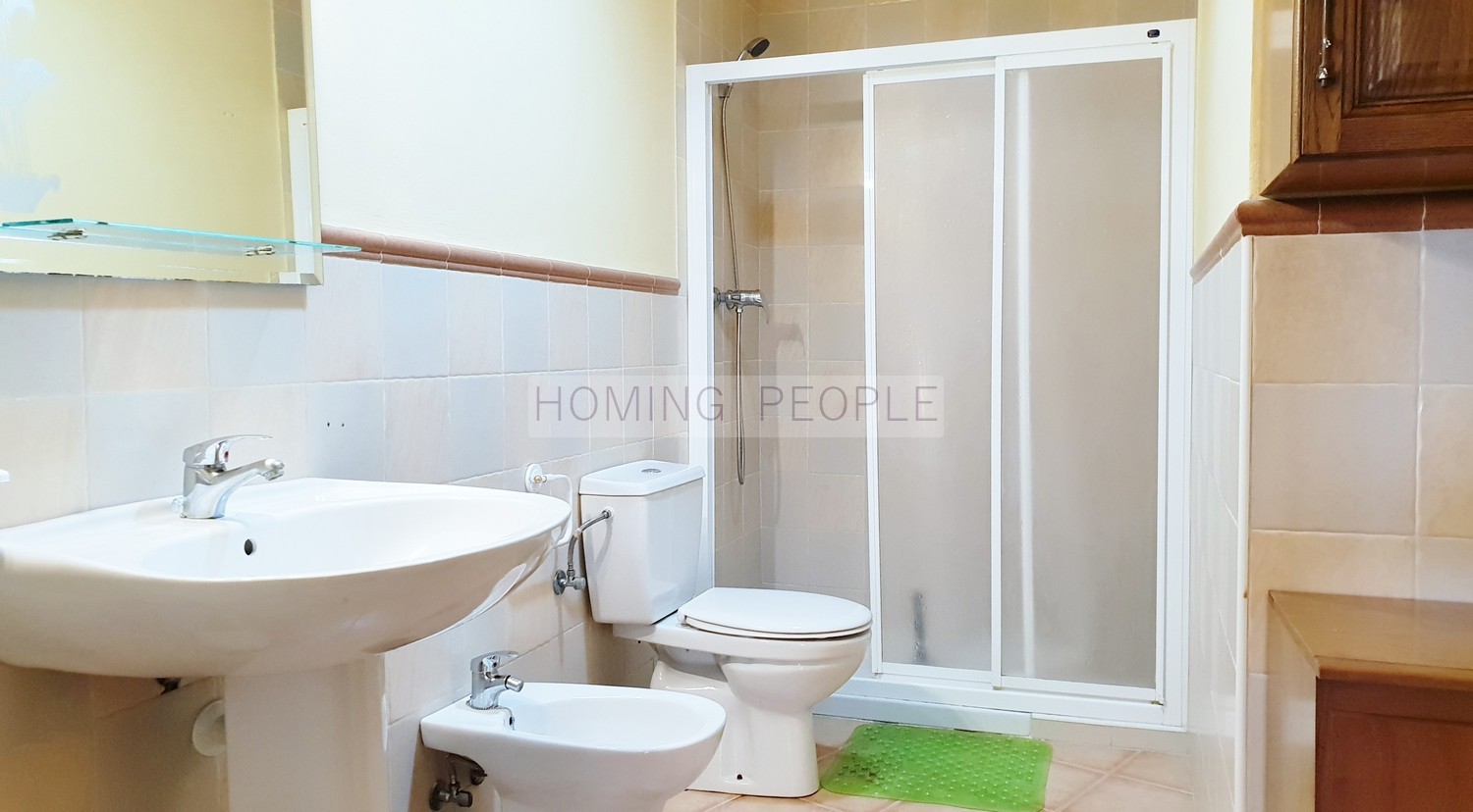 Groundfloor apartment, situated 7 minutes walk from town centre and the beach
