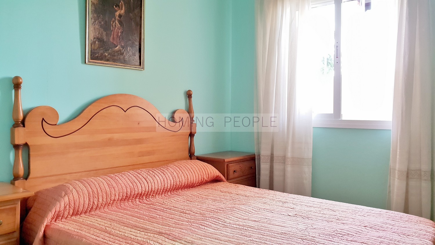 Groundfloor apartment, situated 7 minutes walk from town centre and the beach