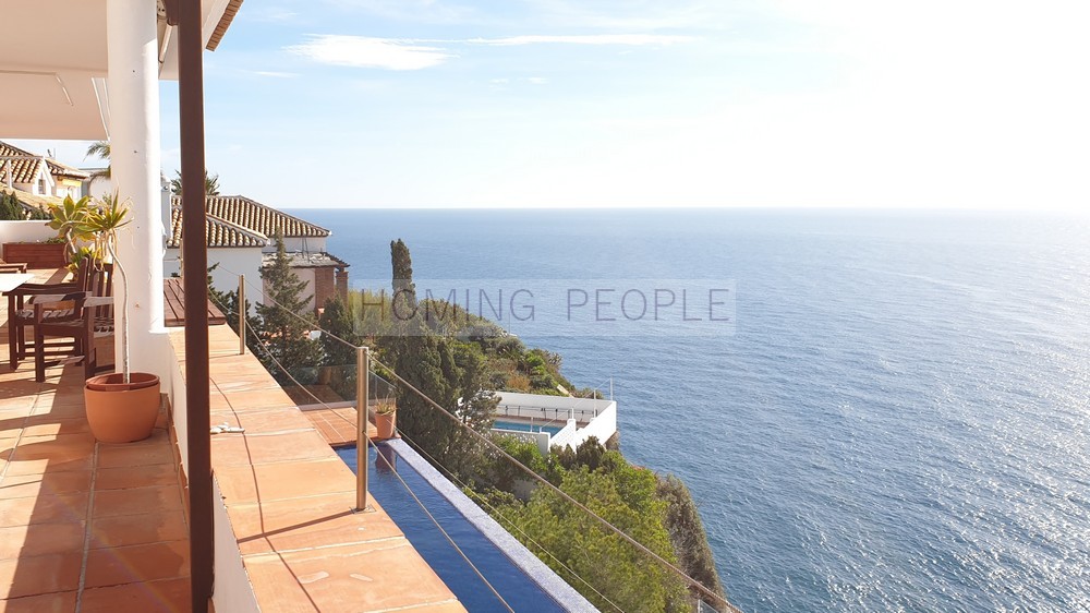 Family villa with large guest apartment… right above the sea!