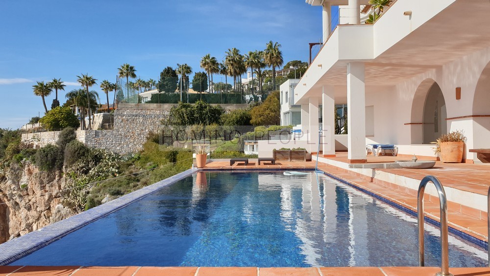 Villa familiale avec grand appartement pour hôtes… juste au-dessus de la mer !