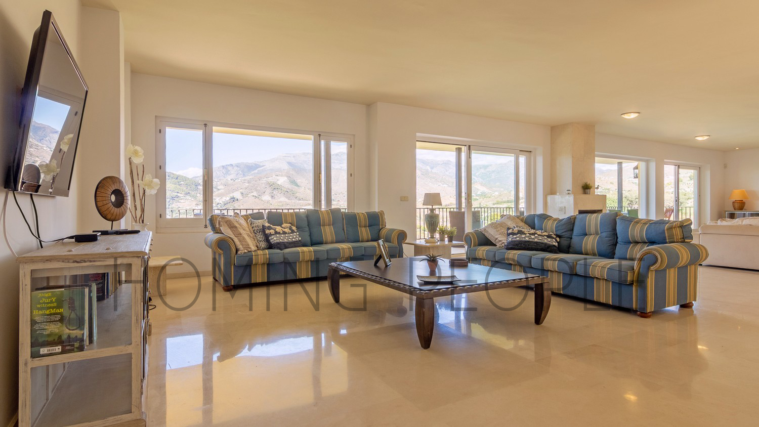 A true feeling of interior space within a privileged setting offering the best views of the bay.