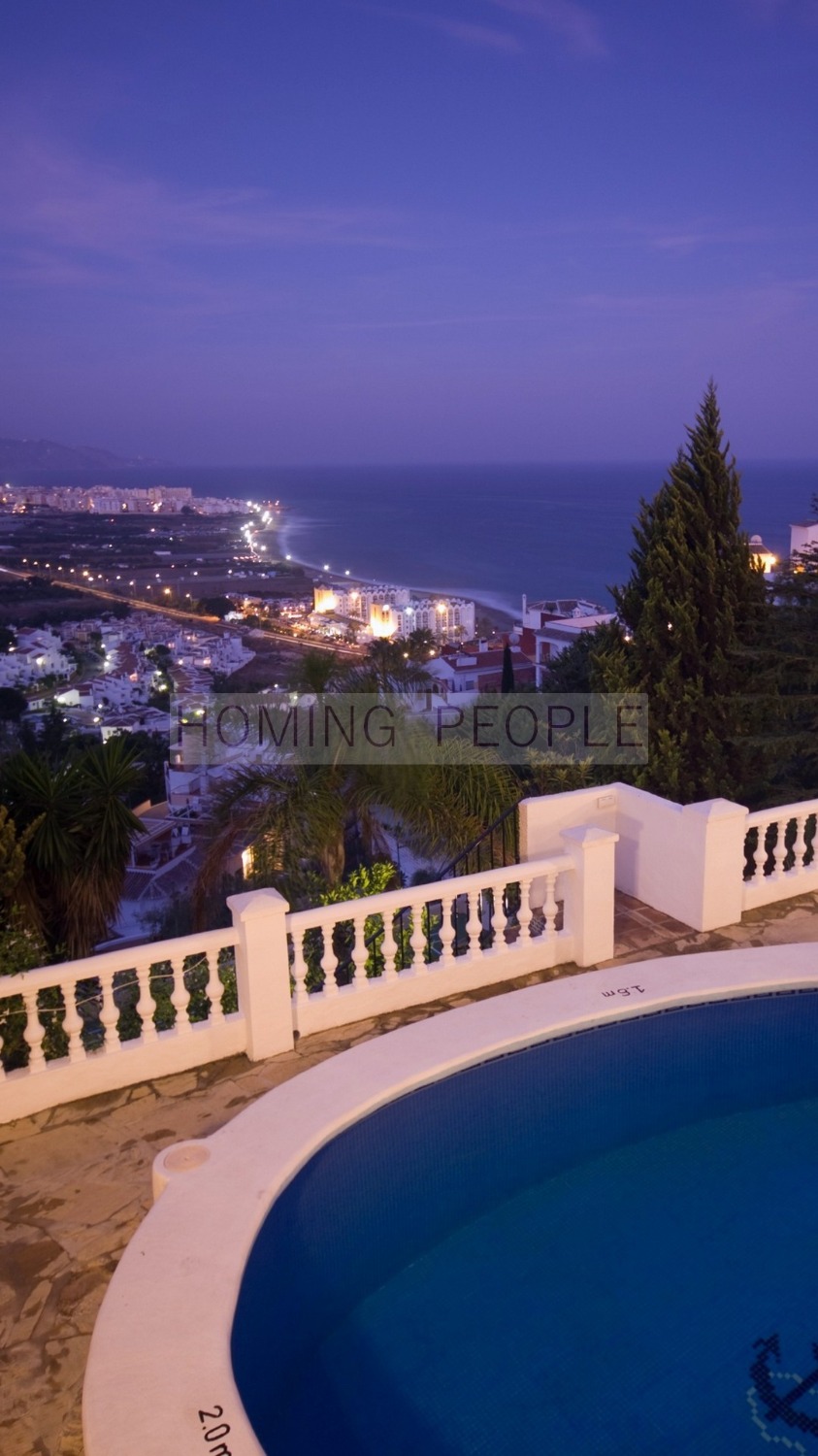 Las vistas más espectaculares de Nerja en urbanización ubicada a 300 m de la playa y próximamente del puerto.