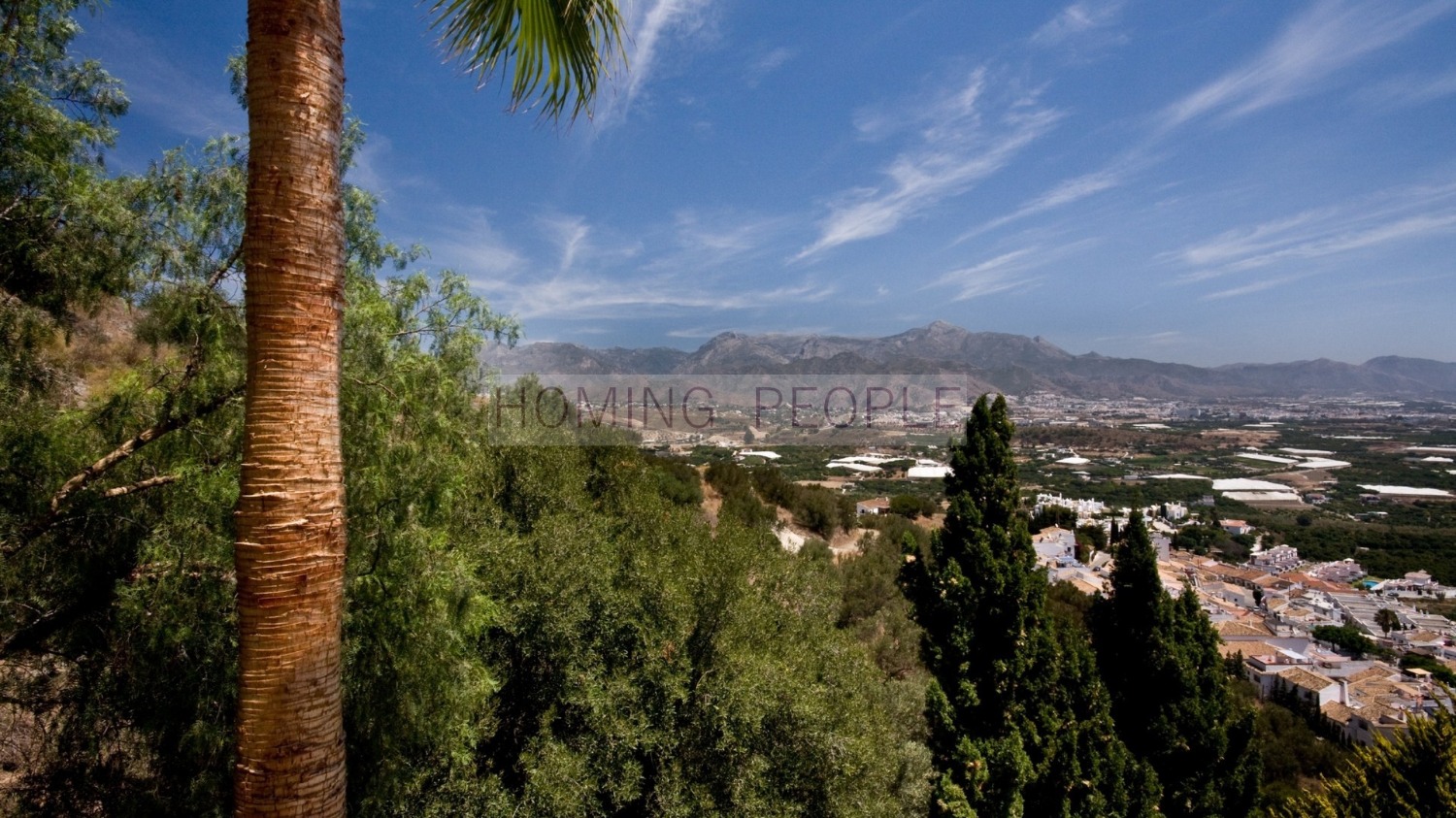 Las vistas más espectaculares de Nerja en urbanización ubicada a 300 m de la playa y próximamente del puerto.