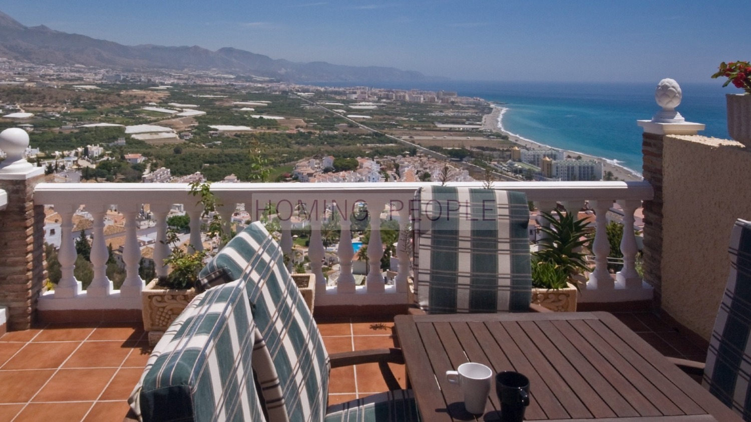 Las vistas más espectaculares de Nerja en urbanización ubicada a 300 m de la playa y próximamente del puerto.